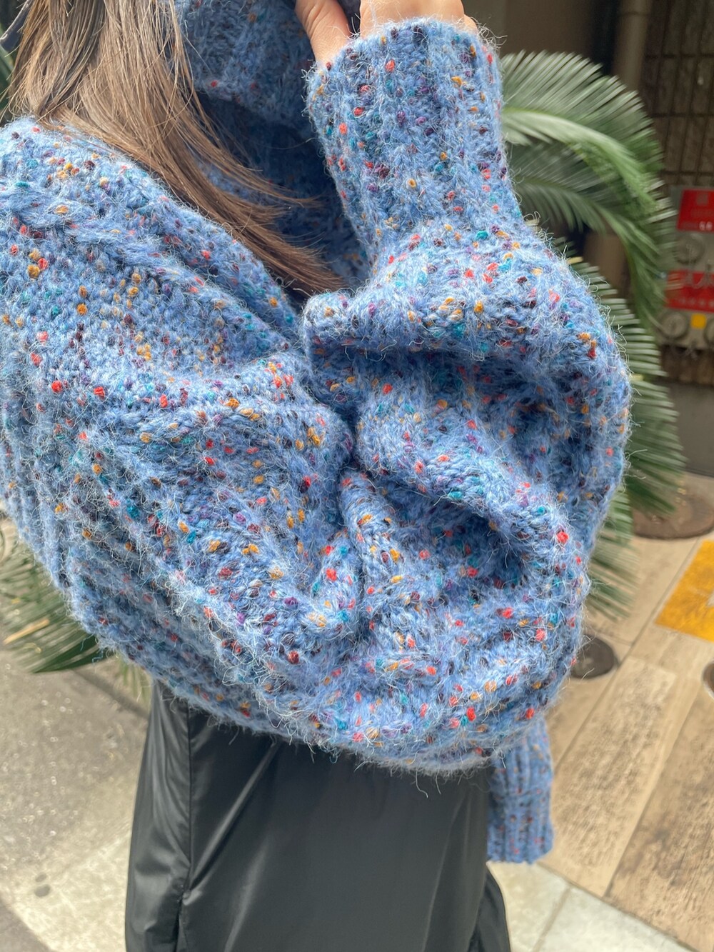 ブルー系のニット/セーターを着用したレディースの冬コーディネートの6枚目の写真