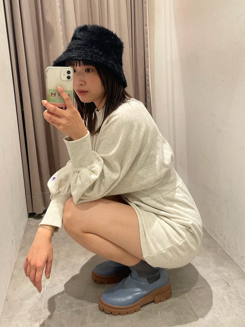 ホワイト系のワンピース、ブルー系のブーツ、ブラック系のハットを着用したレディースの秋コーディネートの3枚目の写真