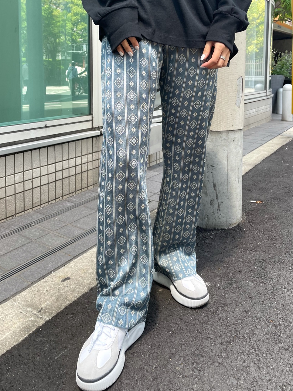 ブラック系のTシャツ/カットソー、グレー系のシャツ/ブラウス、ブルー系のその他パンツを着用したレディースの春コーディネートの5枚目の写真