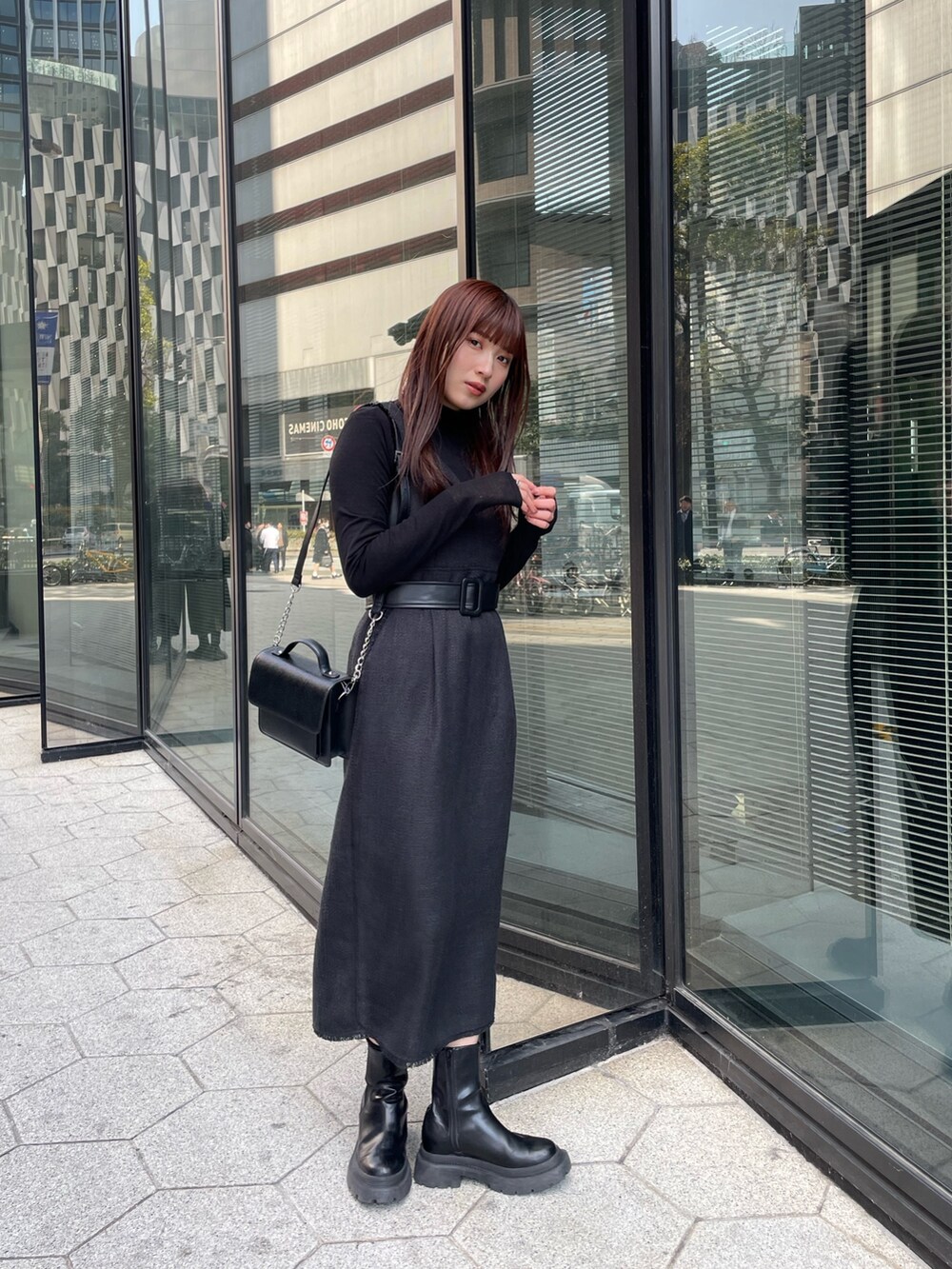 ブラック系のワンピース、ブラック系のTシャツ/カットソーを着用したレディースの冬コーディネートの2枚目の写真