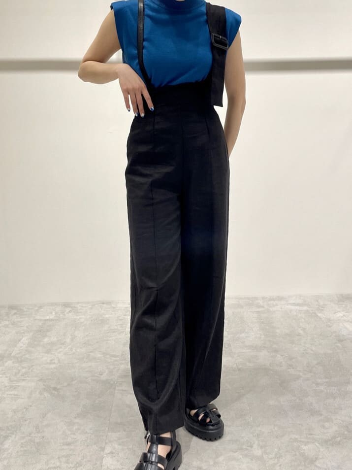 ブラック系のつなぎ/オールインワン、ブラック系のサンダル、ブルー系のタンクトップを着用したレディースの春コーディネートの5枚目の写真