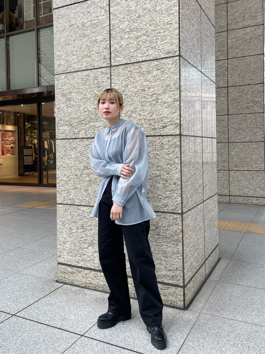 ブラック系のブーツ、ブラック系のデニムパンツ、ブラック系のタンクトップを着用したレディースの春コーディネートの2枚目の写真