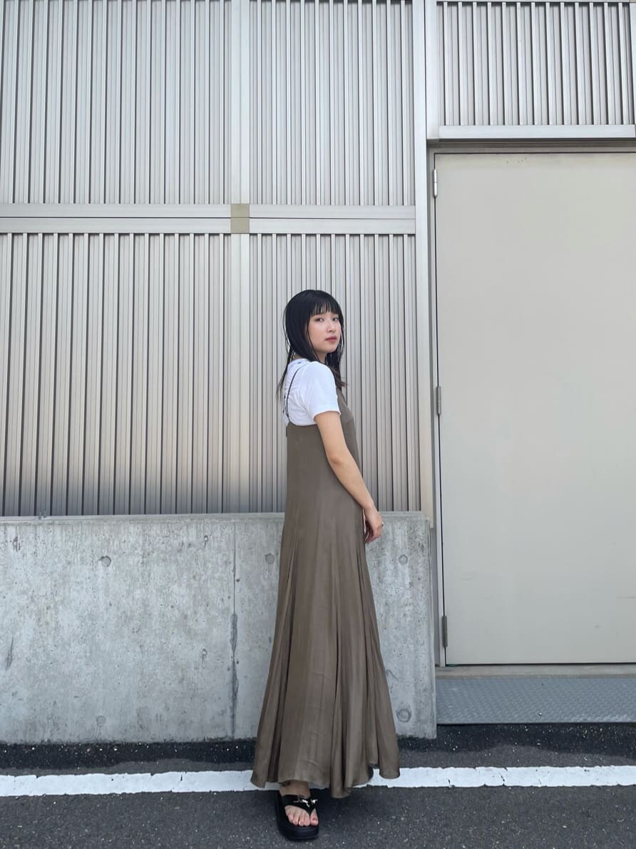 ベージュ系のワンピース、ブラック系のサンダルを着用したレディースの夏コーディネートの3枚目の写真