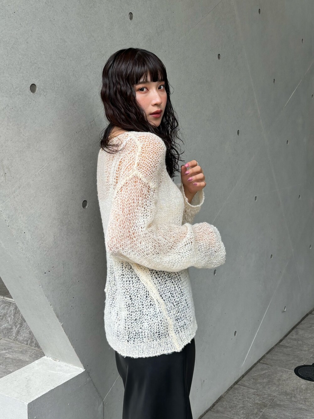 ホワイト系のニット/セーターを着用したレディースの秋コーディネートの4枚目の写真