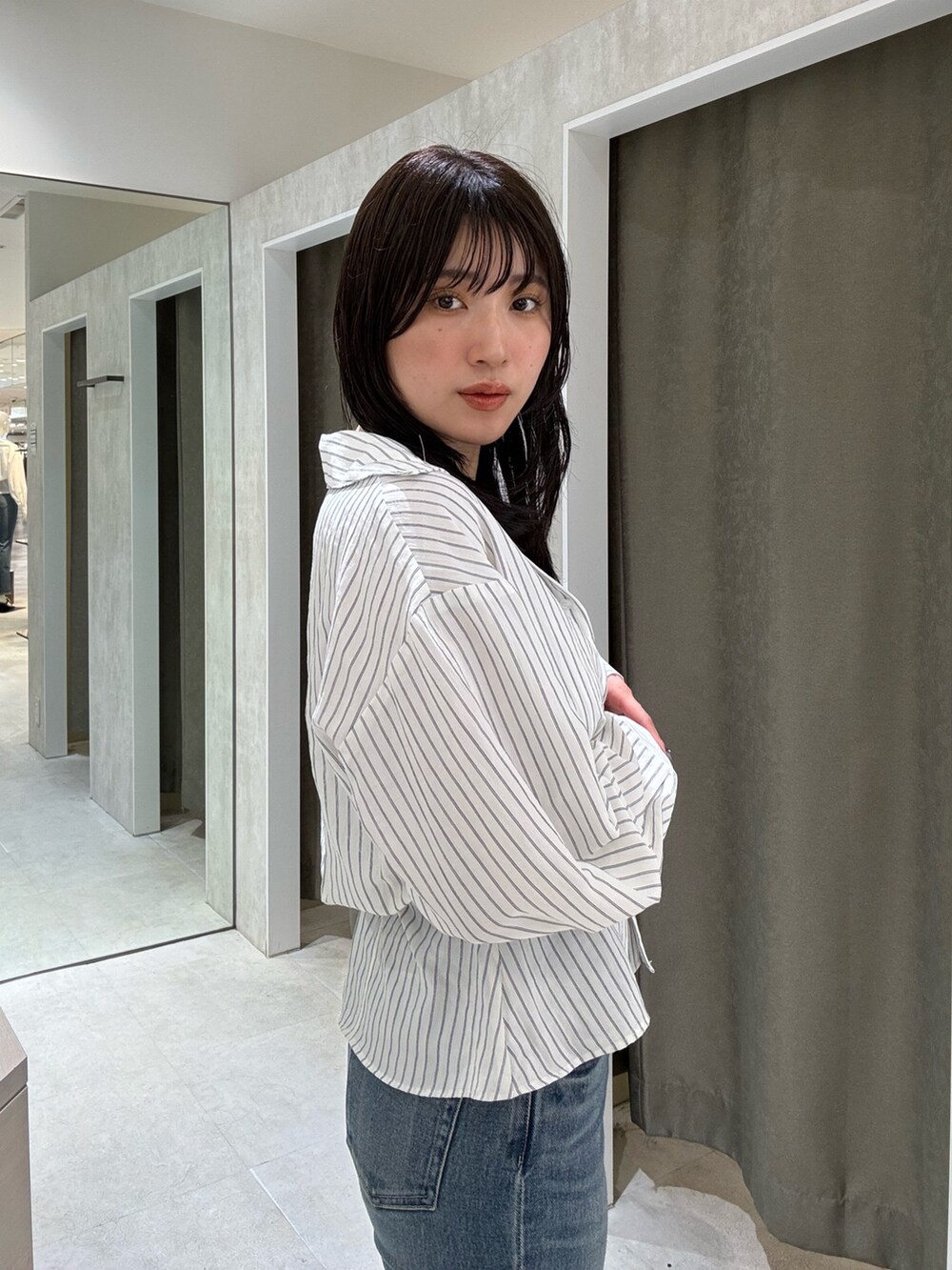 その他のシャツ/ブラウス、ブルー系のデニムパンツ、ブラック系のサンダルを着用したレディースの夏コーディネートの3枚目の写真