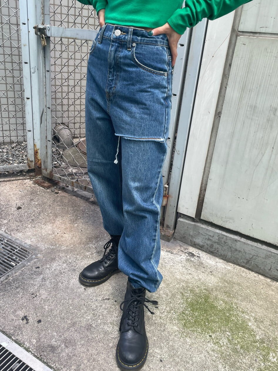 ブルー系のデニムパンツ、ブルー系のデニムパンツ、グリーン系のTシャツ/カットソーを着用したレディースの秋コーディネートの7枚目の写真