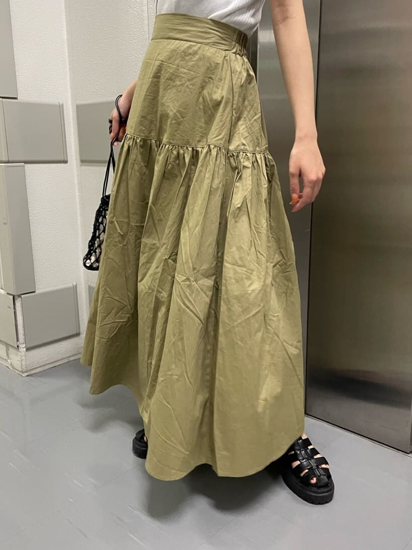 ブラック系のハンドバッグ、ブラック系のサンダル、ホワイト系のタンクトップを着用したレディースの夏コーディネートの7枚目の写真