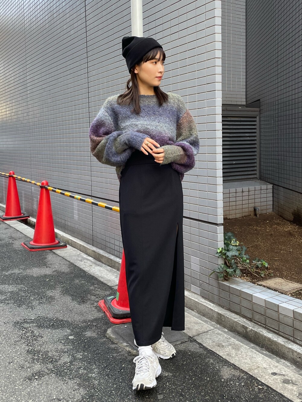 ベージュ系のムートンコート、パープル系のニット/セーター、ブラック系のスカートを着用したレディースの秋コーディネートの5枚目の写真