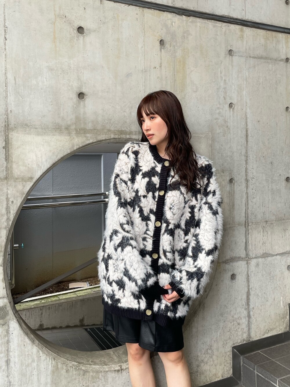 ブラック系のカーディガン/ボレロ、ブラック系のその他パンツを着用したレディースの秋コーディネートの3枚目の写真