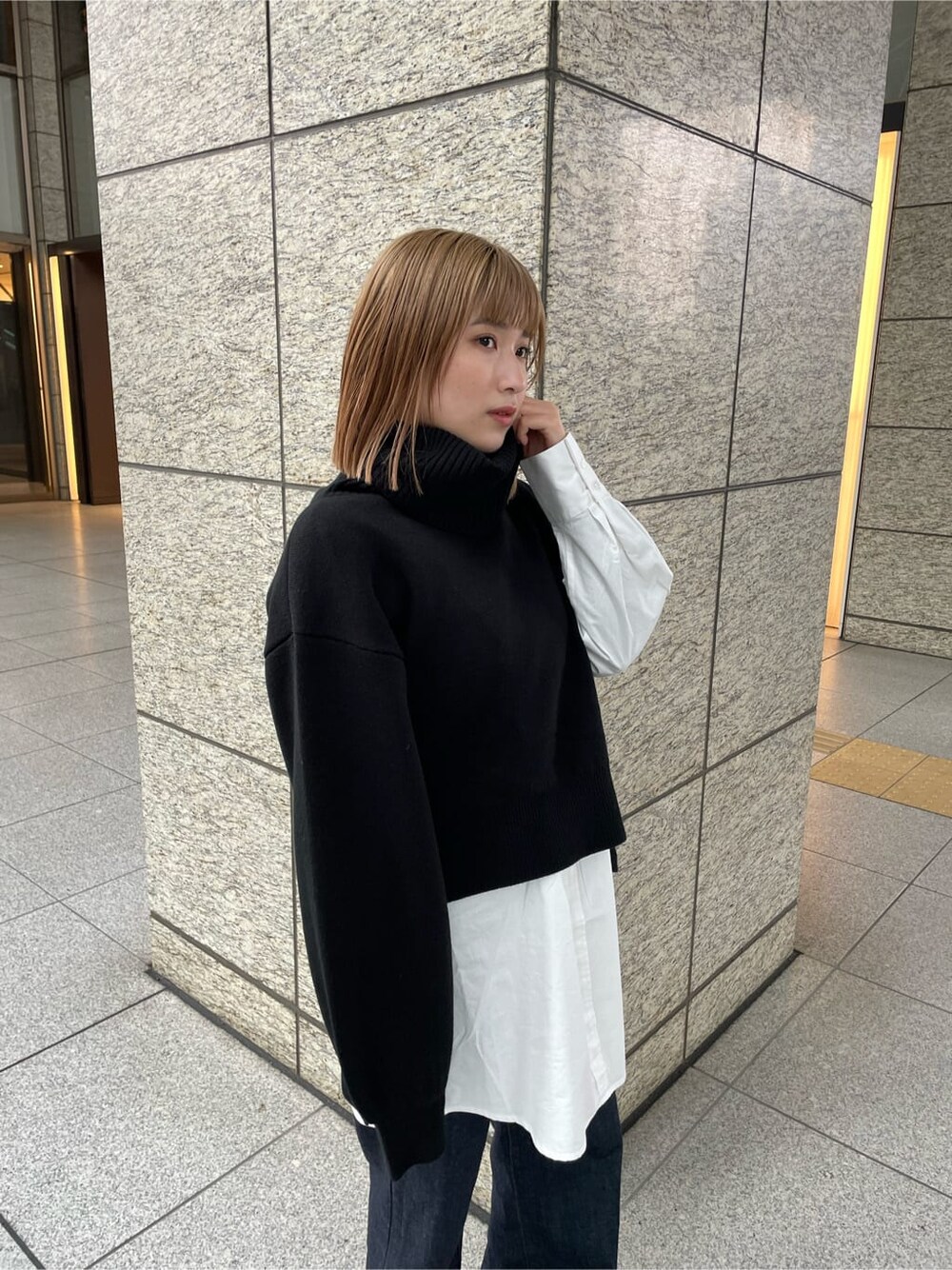 ブラック系のワンピースを着用したレディースの冬コーディネートの4枚目の写真