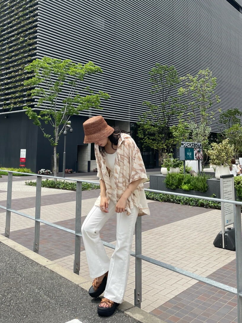 ホワイト系のその他パンツ、その他のシャツ/ブラウス、ベージュ系のサンダルを着用したレディースの夏コーディネートの3枚目の写真