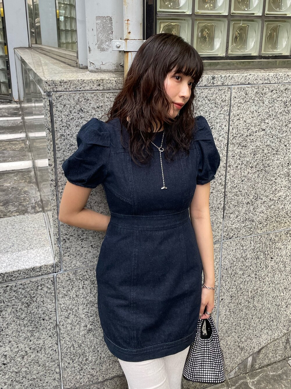 ブルー系のワンピース、ホワイト系のその他パンツ、シルバー系のパンプスを着用したレディースの夏コーディネートの3枚目の写真