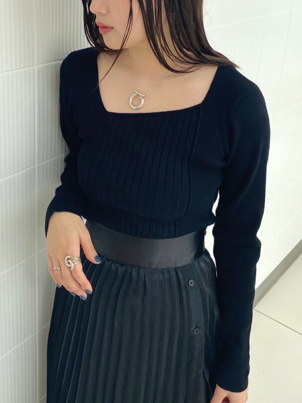 ブラック系のパンプス、ブラック系のニット/セーター、ブラック系のスカートを着用したレディースの春コーディネートの5枚目の写真