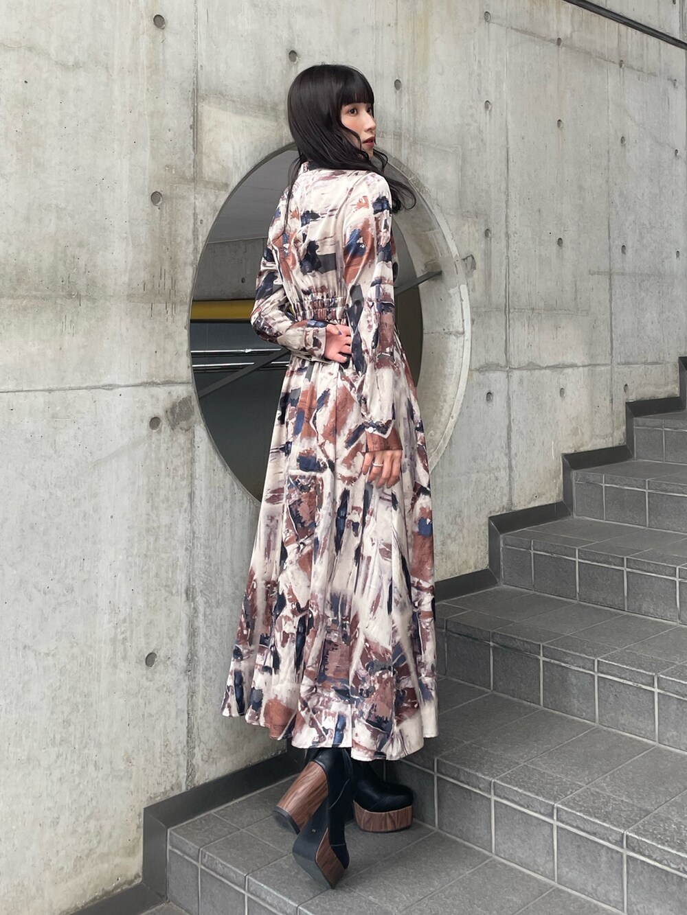 ブルー系のワンピースを着用したレディースの夏コーディネートの4枚目の写真