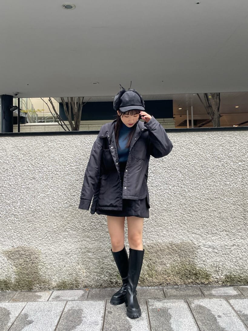 ブルー系のニット/セーター、ブラック系のスカート、ブラック系のシャツ/ブラウスを着用したレディースの秋コーディネートの2枚目の写真