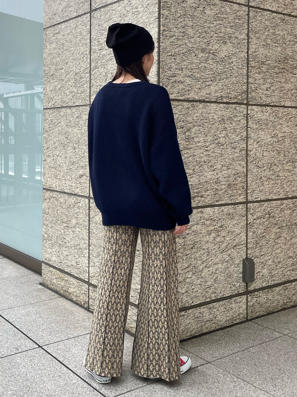 ブルー系のニット/セーター、ブラック系のブルゾンを着用したレディースの秋コーディネートの5枚目の写真