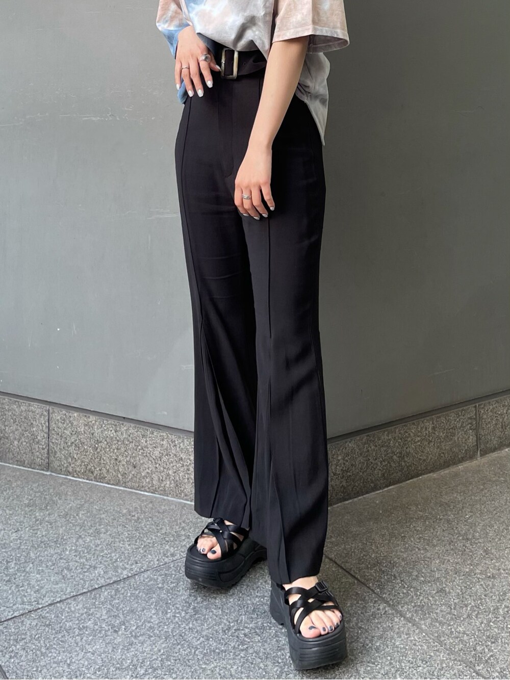 ブラック系のその他パンツ、ブラック系のサンダル、その他のTシャツ/カットソーを着用したレディースの春コーディネートの6枚目の写真