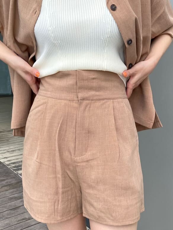 ブラック系のサンダル、ホワイト系のタンクトップ、ブラウン系のシャツ/ブラウスを着用したレディースの夏コーディネートの7枚目の写真