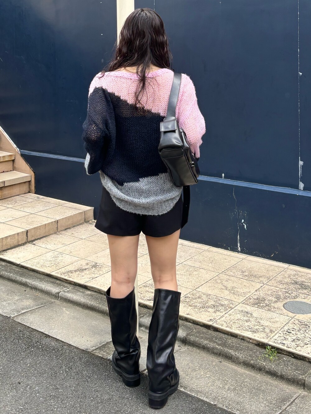 ブルー系のニット/セーターを着用したレディースの秋コーディネートの4枚目の写真