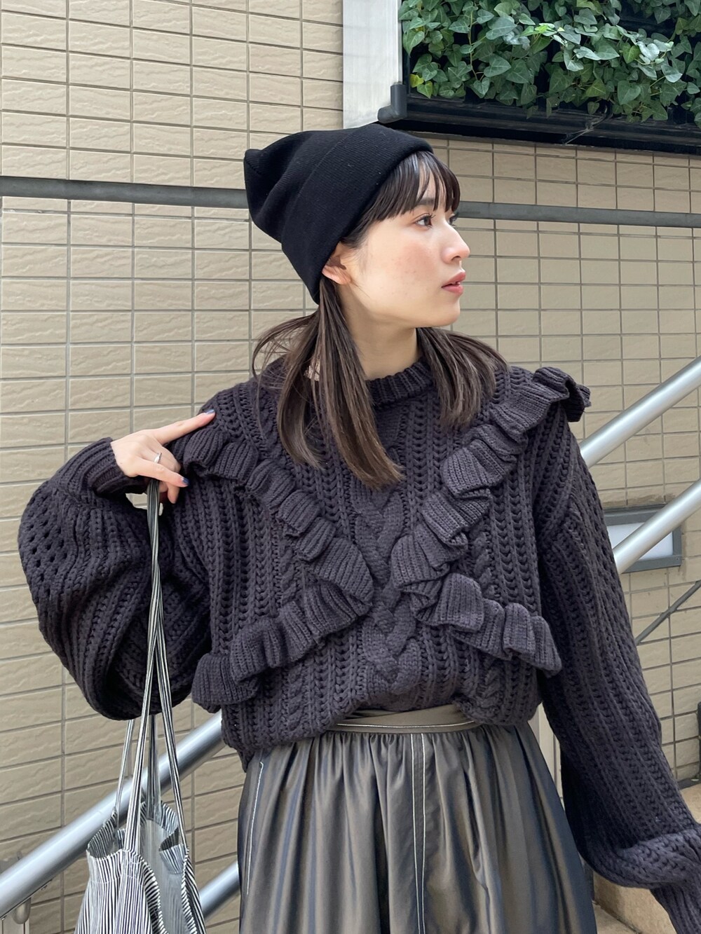 ブラック系のニット/セーターを着用したレディースの冬コーディネートの4枚目の写真