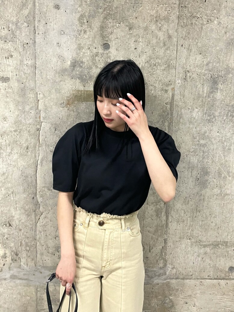 ブラック系のサンダル、ブラック系のハンドバッグ、イエロー系のその他パンツを着用したレディースの春コーディネートの4枚目の写真