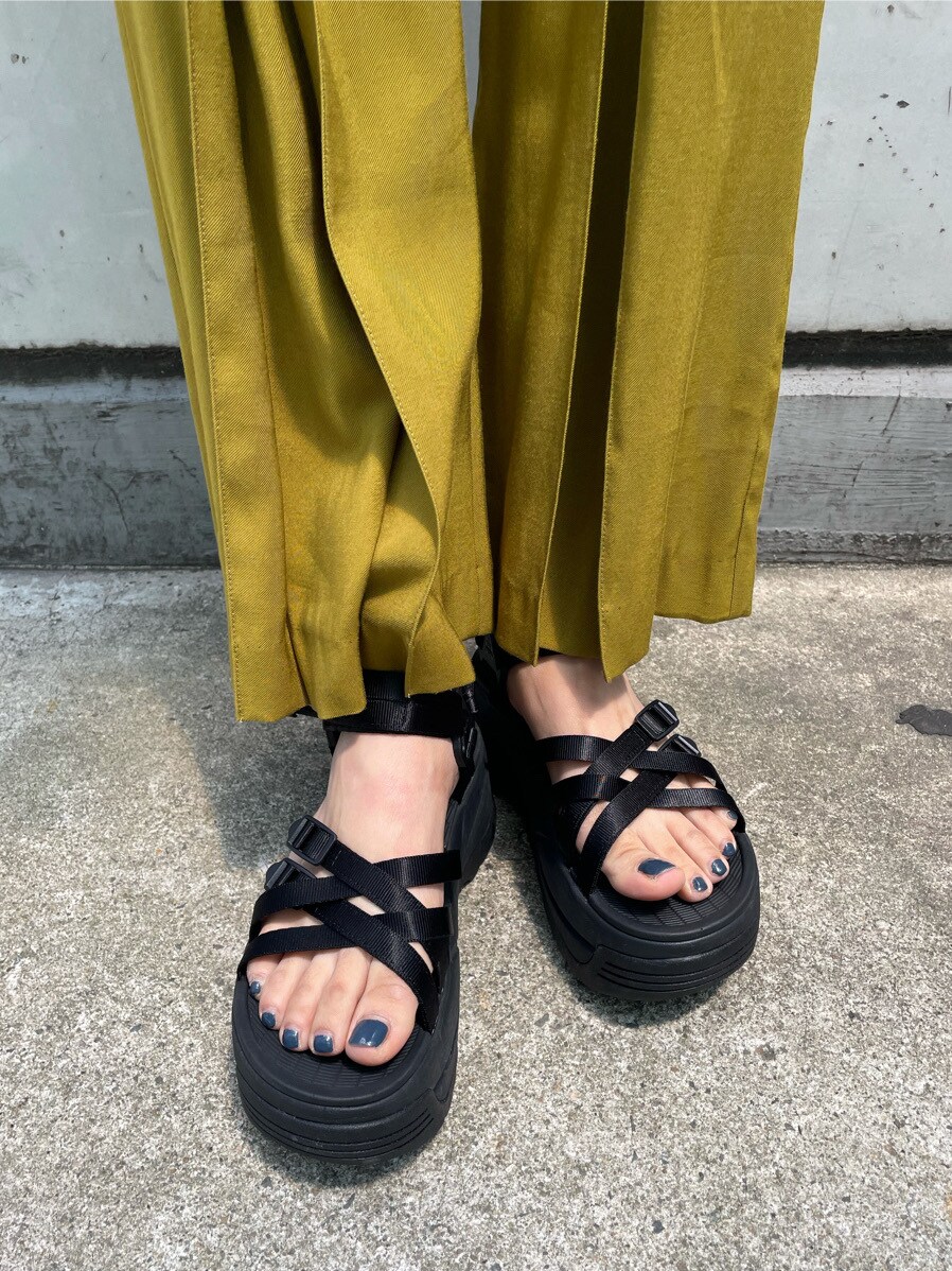 ベージュ系のその他パンツ、ブラック系のサンダル、ブラック系のTシャツ/カットソーを着用したレディースの春コーディネートの8枚目の写真