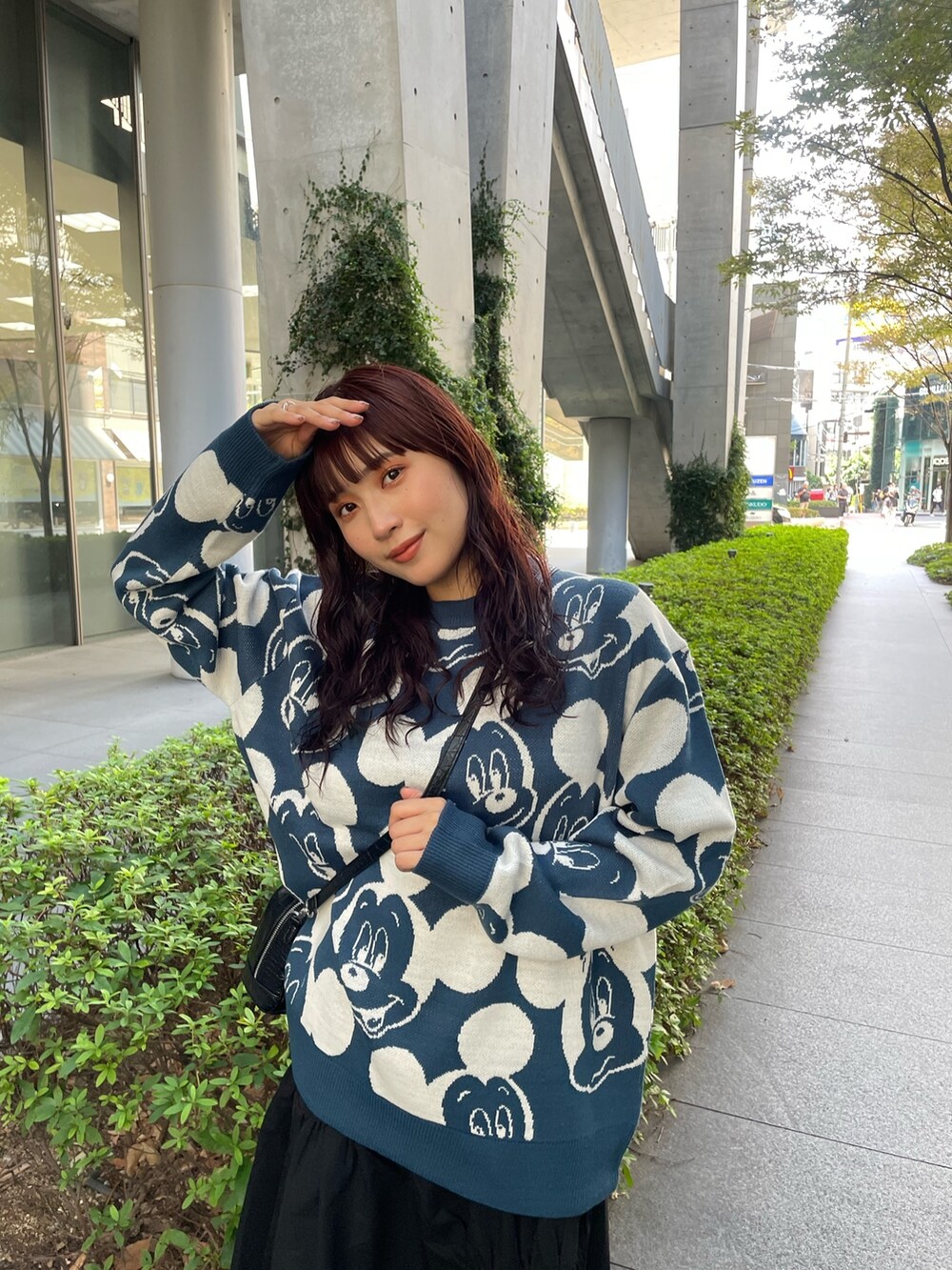 ブルー系のニット/セーター、ブラック系のスカートを着用したレディースの秋コーディネートの3枚目の写真