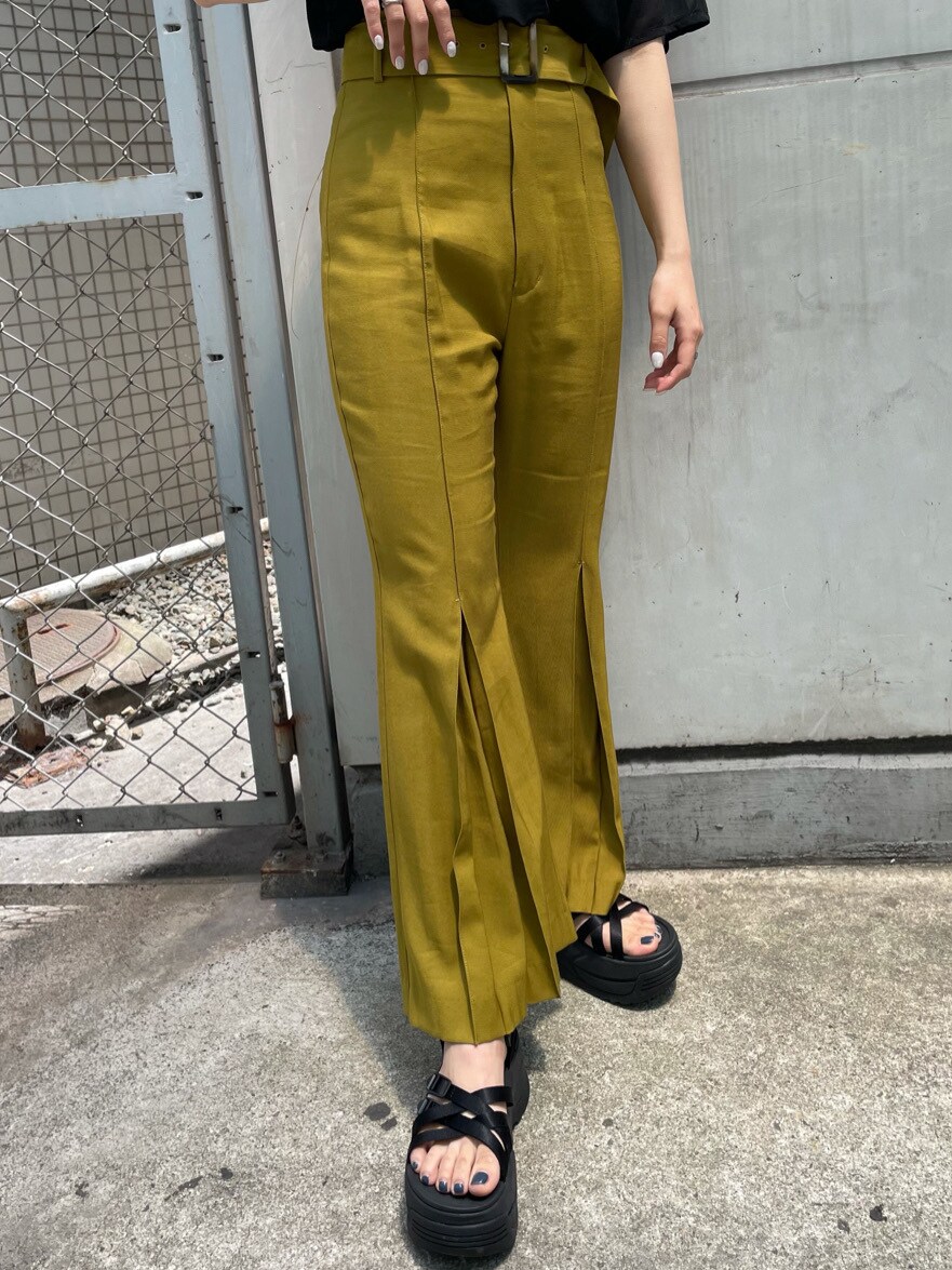 ベージュ系のその他パンツ、ブラック系のサンダル、ブラック系のTシャツ/カットソーを着用したレディースの春コーディネートの7枚目の写真