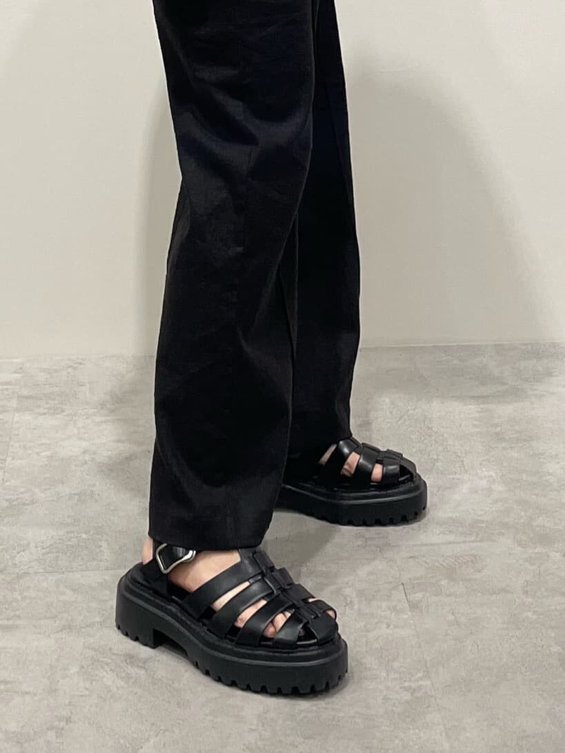 ブラック系のつなぎ/オールインワン、ブラック系のサンダル、ブルー系のタンクトップを着用したレディースの春コーディネートの8枚目の写真