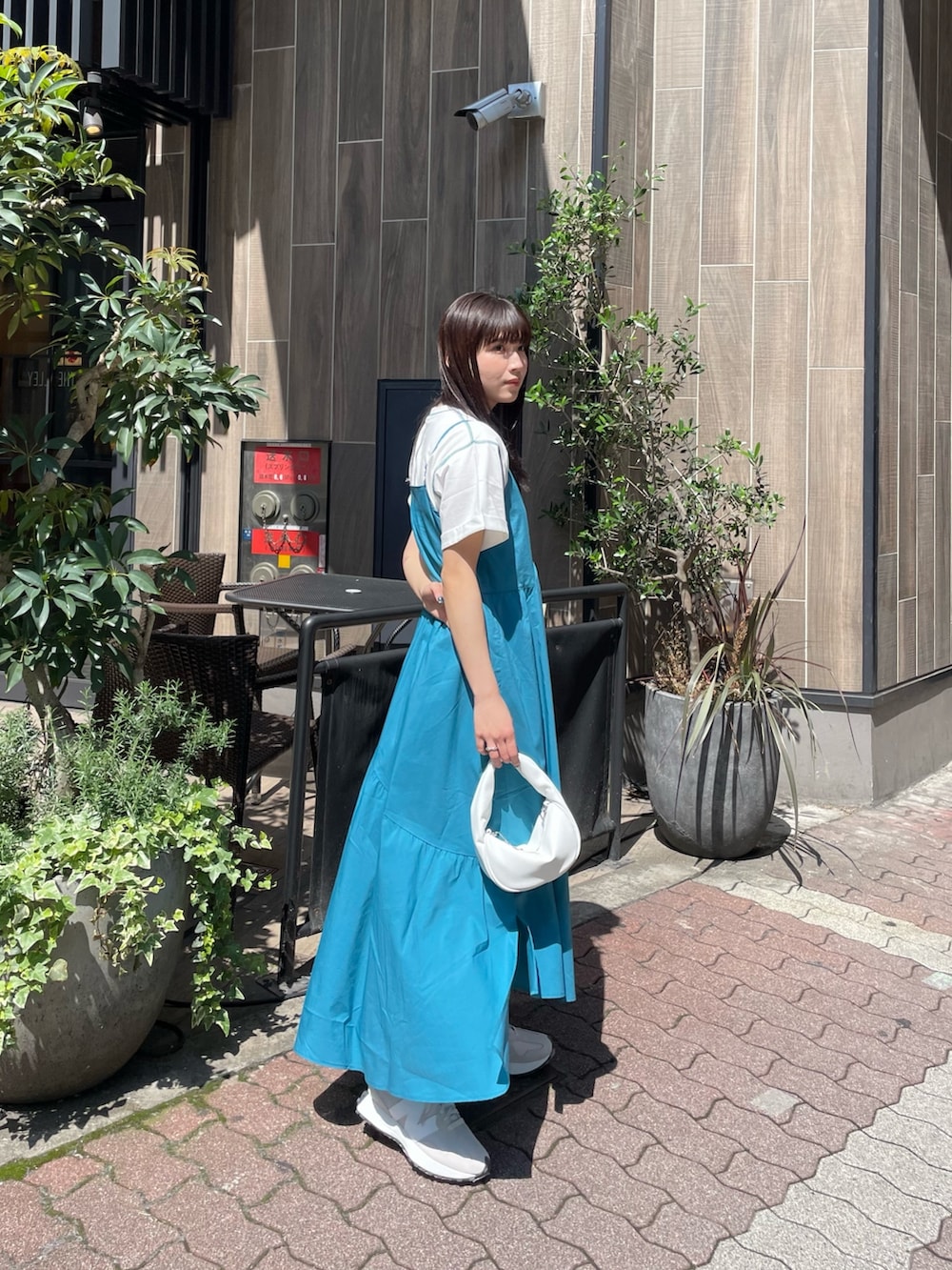 ブルー系のワンピース、ホワイト系のTシャツ/カットソー、シルバー系のネックレスを着用したレディースの春コーディネートの3枚目の写真