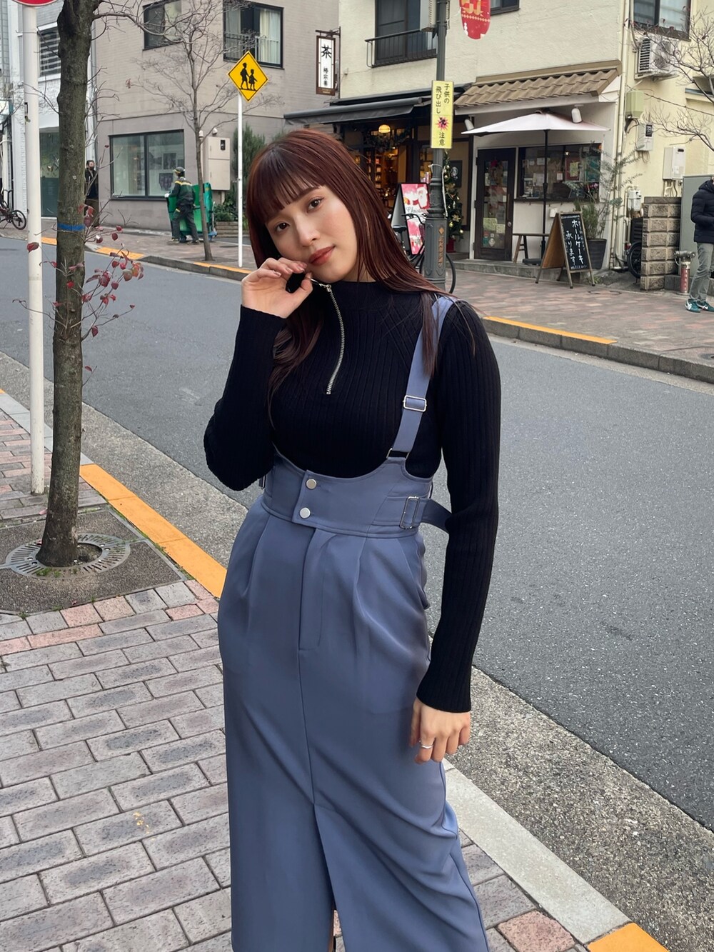 ブルー系のワンピース、ブラック系のニット/セーターを着用したレディースの冬コーディネートの3枚目の写真