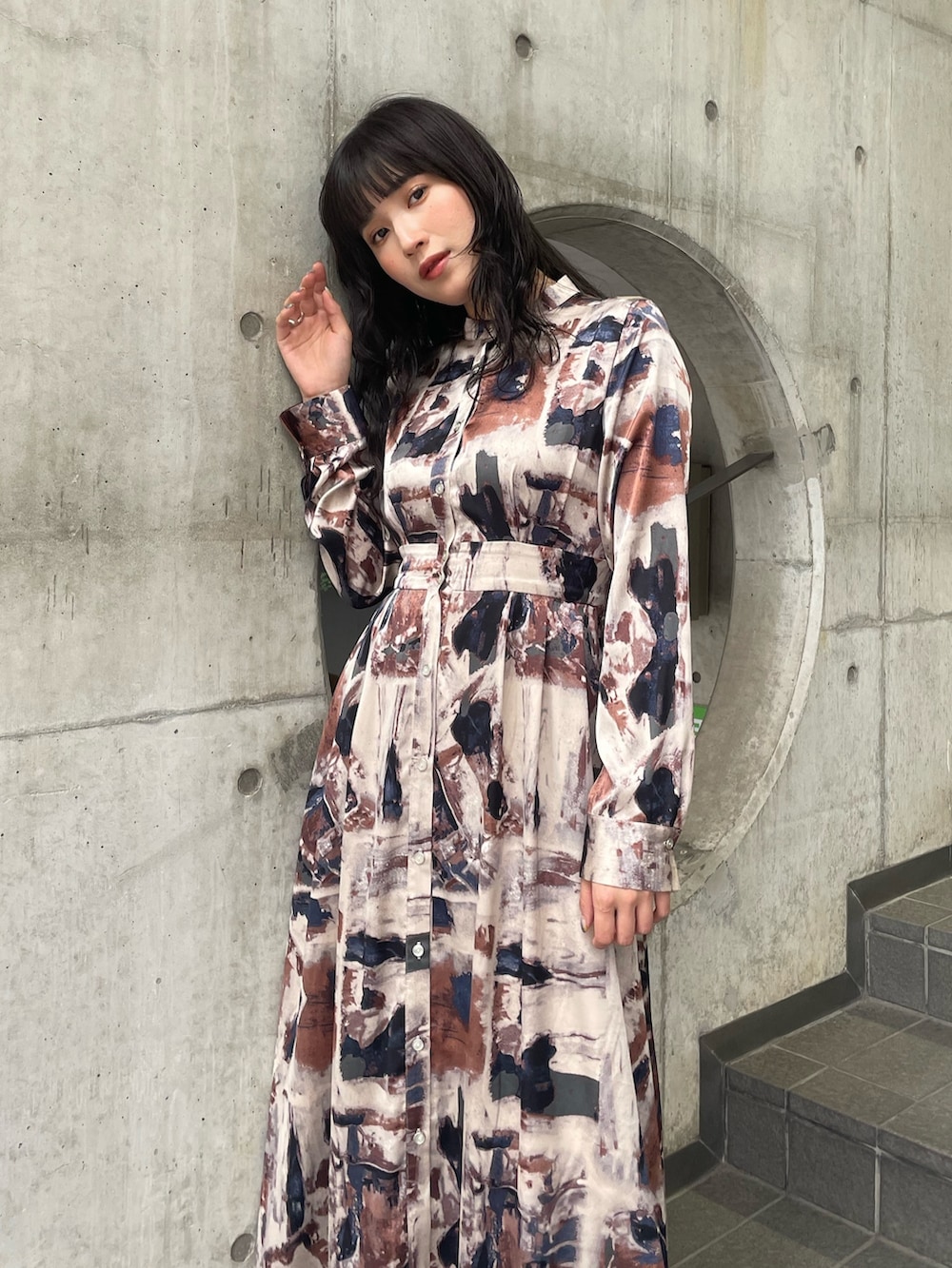 ブルー系のワンピースを着用したレディースの夏コーディネートの5枚目の写真