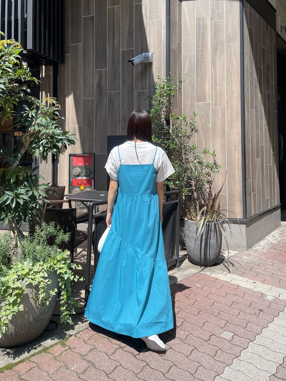 ブルー系のワンピース、ホワイト系のTシャツ/カットソー、シルバー系のネックレスを着用したレディースの春コーディネートの4枚目の写真
