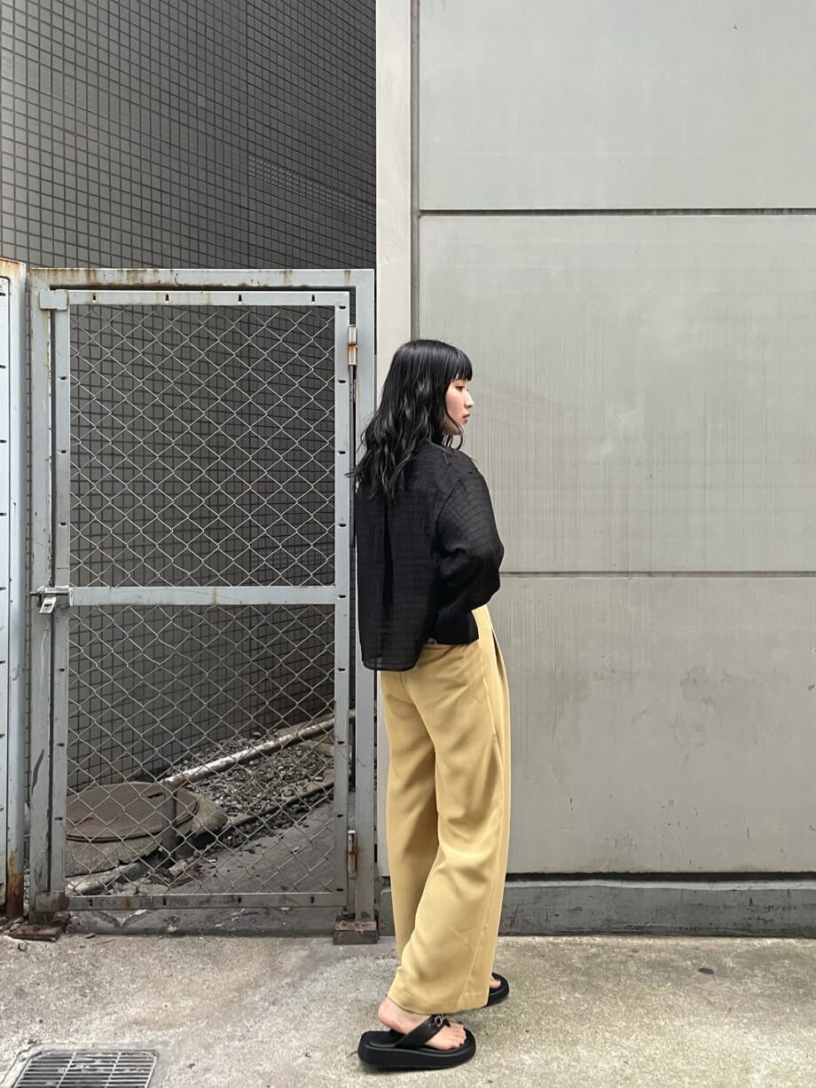 ブラック系のシャツ/ブラウス、イエロー系のその他パンツ、ブラック系のサンダルを着用したレディースの夏コーディネートの3枚目の写真