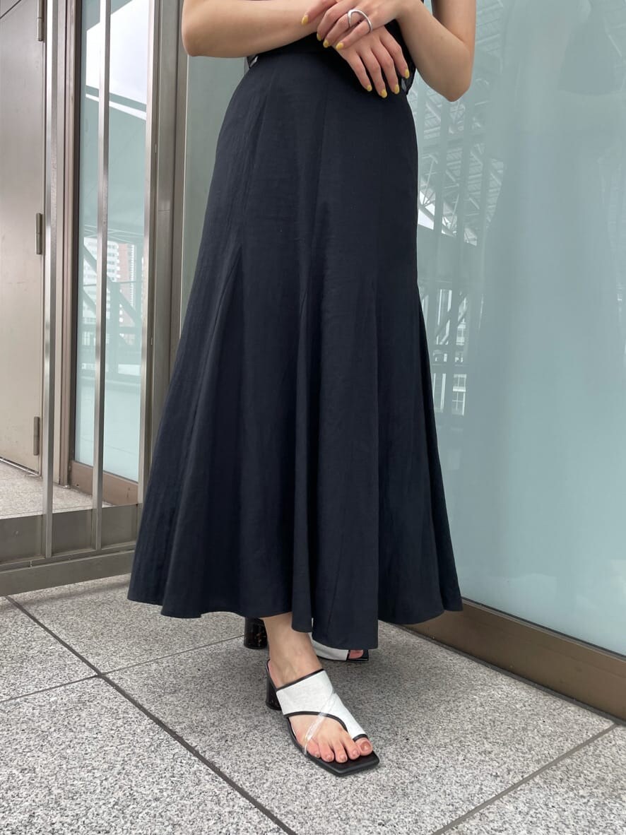 ブラック系のサンダル、ブラック系のスカート、ブラック系のTシャツ/カットソーを着用したレディースの夏コーディネートの6枚目の写真