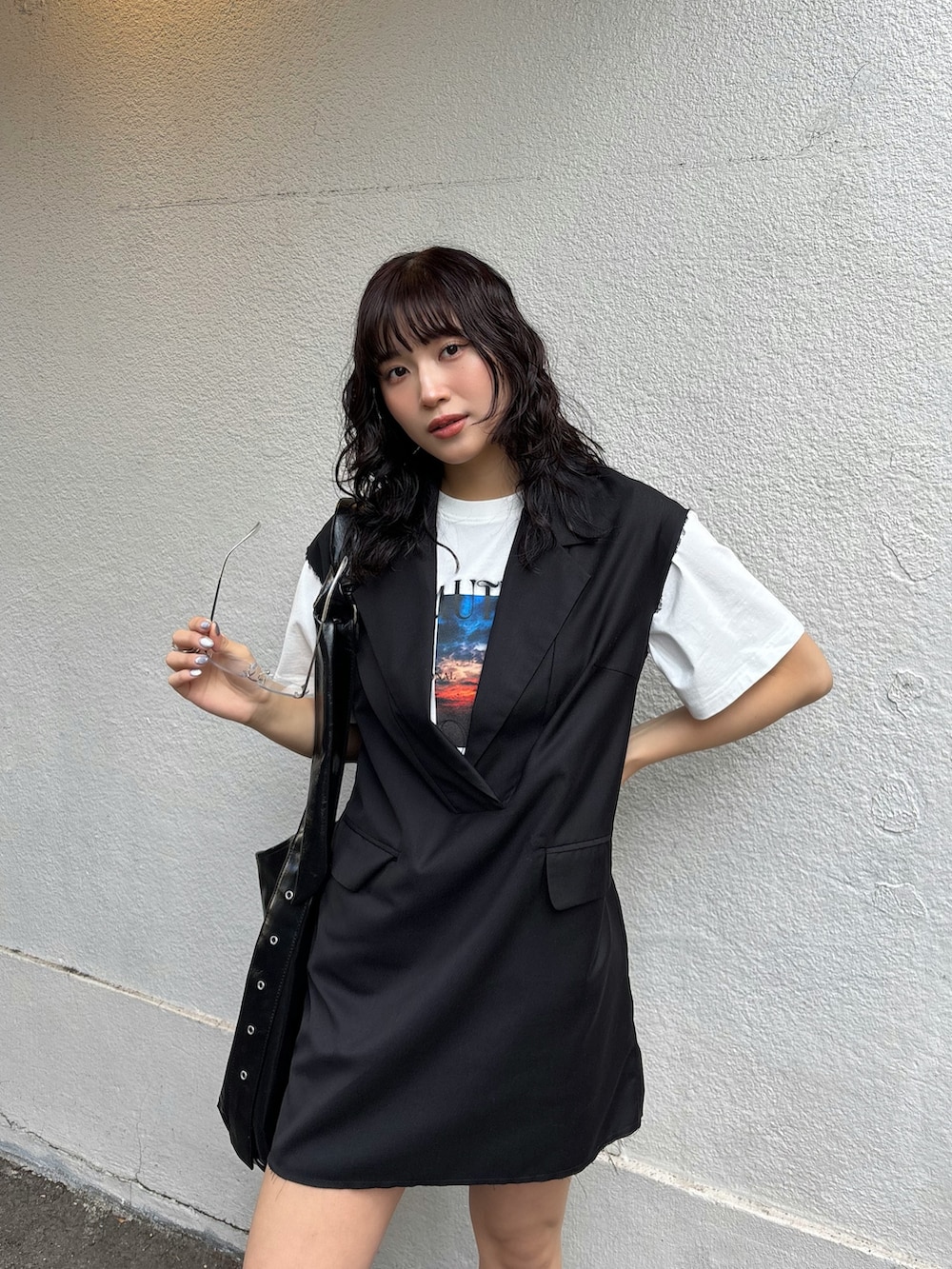 ブラック系のワンピース、ホワイト系のTシャツ/カットソーを着用したレディースの夏コーディネートの2枚目の写真