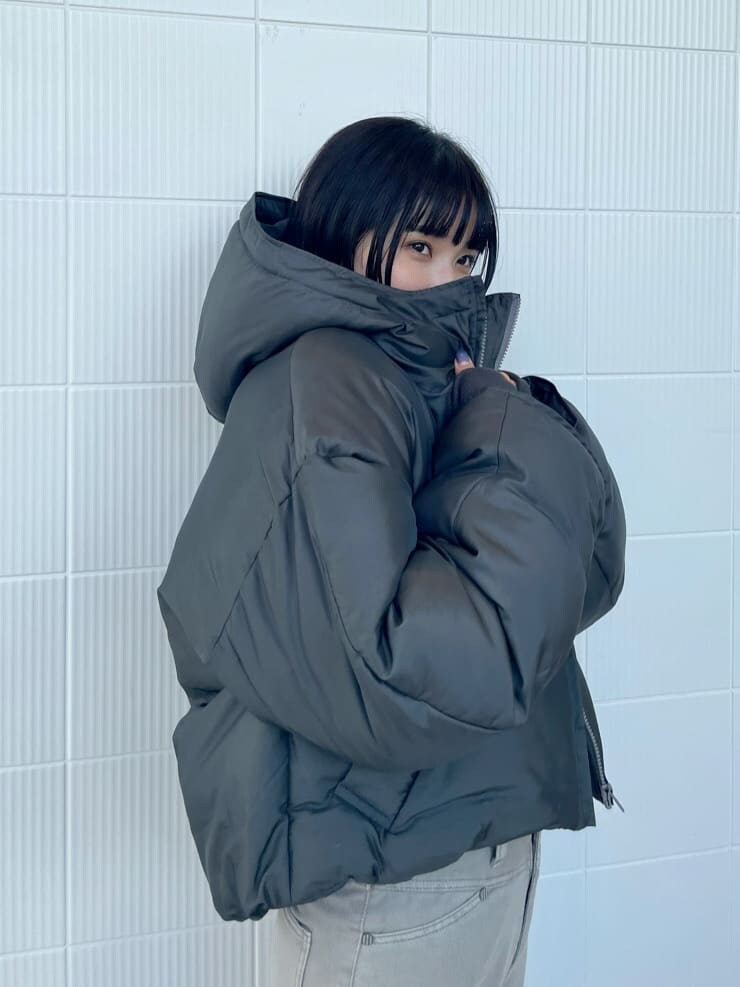 ブラック系のブーツ、グレー系のダウンジャケット/コート、グレー系のデニムパンツを着用したレディースの秋コーディネートの3枚目の写真