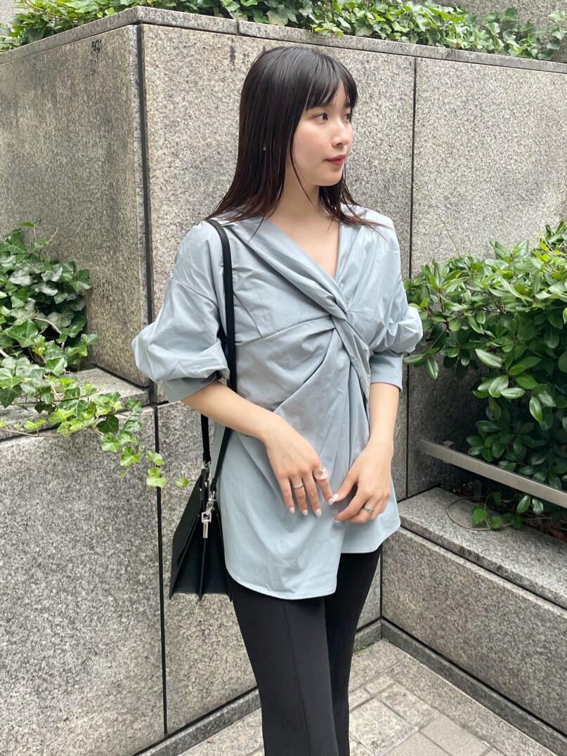 ブルー系のシャツ/ブラウス、ブラック系のサンダル、ブラック系のハンドバッグを着用したレディースの春コーディネートの3枚目の写真