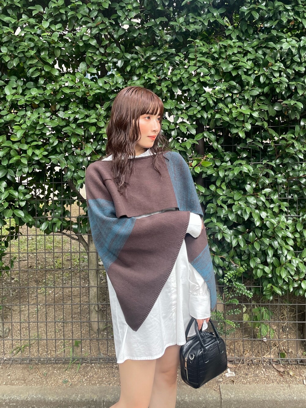 ブラック系のブーツ、その他のワンピースを着用したレディースの夏コーディネートの5枚目の写真