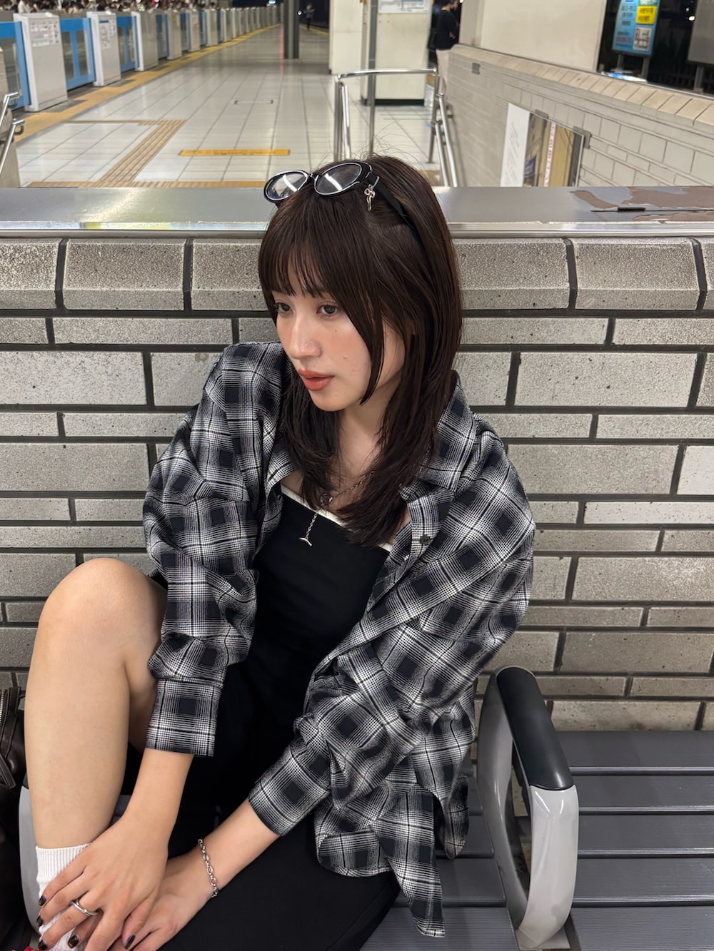 ブラック系のシャツ/ブラウスを着用したレディースの夏コーディネートの3枚目の写真