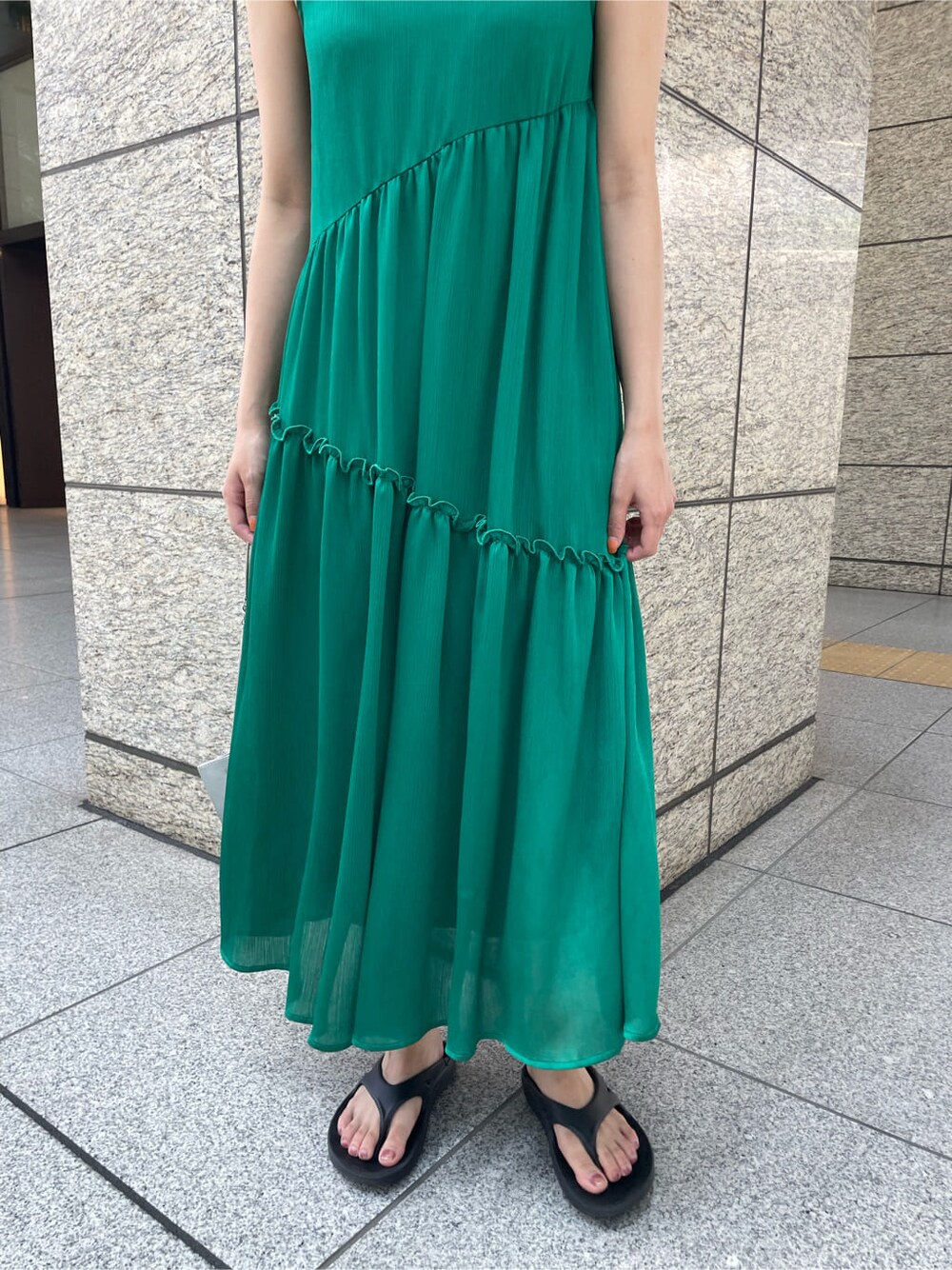 グリーン系のワンピース、ホワイト系のショルダーバッグを着用したレディースの夏コーディネートの7枚目の写真