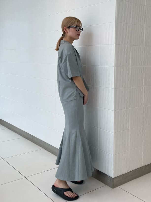 ブルー系のシャツ/ブラウス、ブルー系のスカートを着用したレディースの夏コーディネートの3枚目の写真