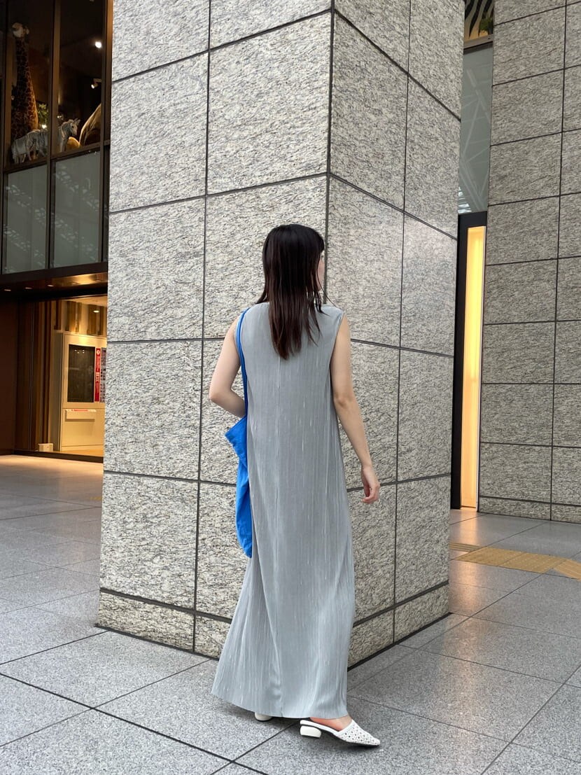 ホワイト系のサンダル、グレー系のワンピースを着用したレディースの夏コーディネートの5枚目の写真
