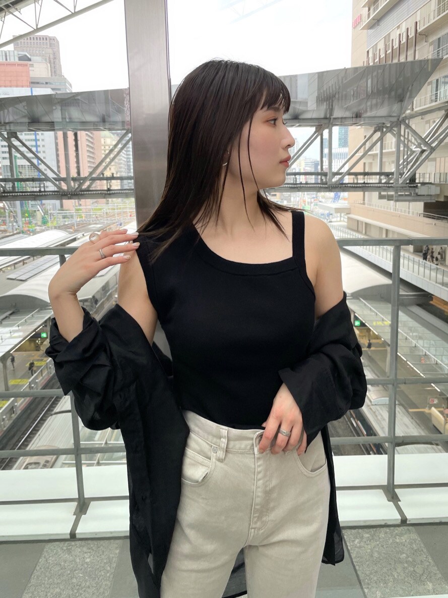 ブラック系のショルダーバッグ、ブラック系のシャツ/ブラウス、グレー系のその他パンツを着用したレディースの春コーディネートの2枚目の写真