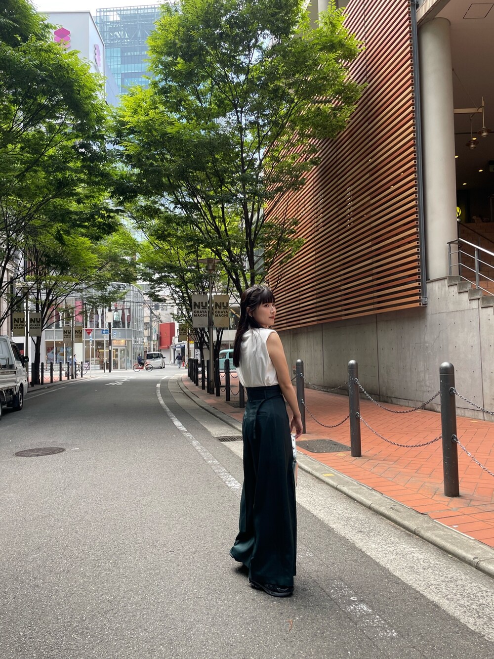 ホワイト系のTシャツ/カットソー、グリーン系のその他パンツを着用したレディースの夏コーディネートの2枚目の写真