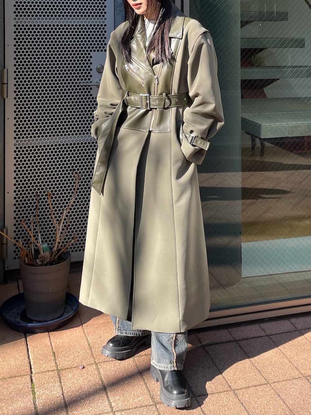 グリーン系のトレンチコートを着用したレディースの冬コーディネートの4枚目の写真