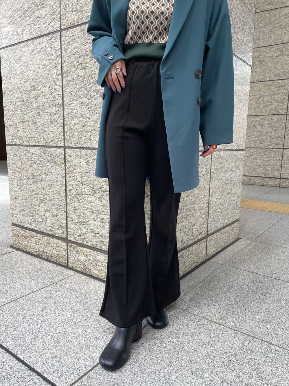 グリーン系のテーラードジャケット、ブラック系のその他パンツ、ブラック系のブーツを着用したレディースの秋コーディネートの7枚目の写真