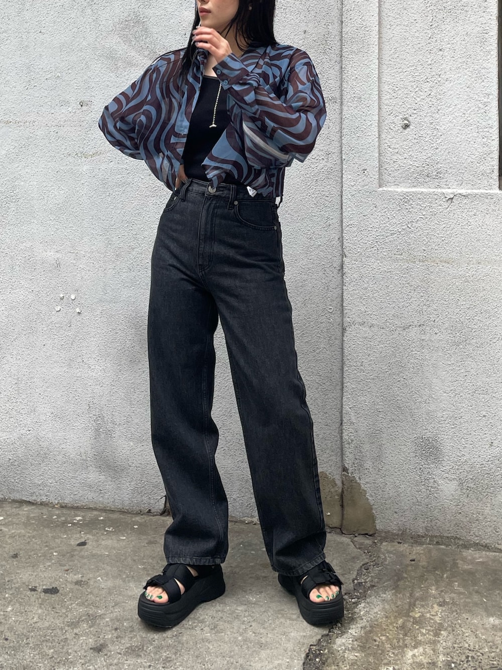 パープル系のシャツ/ブラウス、ブラック系のタンクトップ、ブラック系のデニムパンツを着用したレディースの夏コーディネートの3枚目の写真