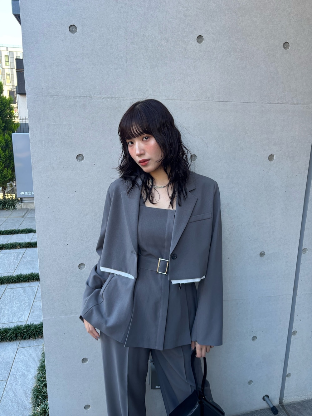 グレー系のテーラードジャケット、グレー系のベスト、グレー系のその他パンツを着用したレディースの冬コーディネートの5枚目の写真