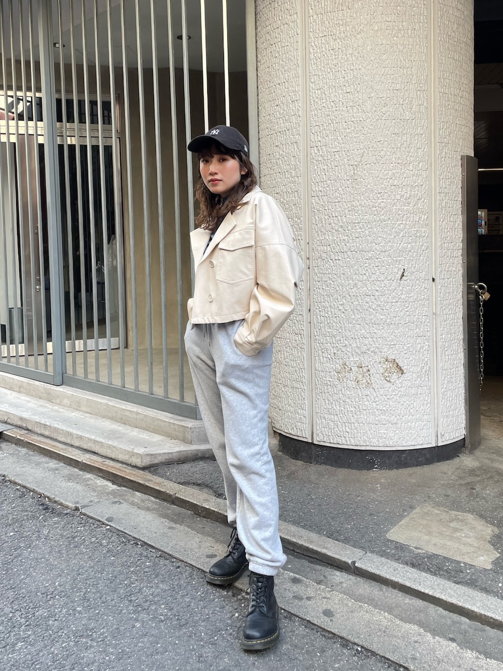 ブルー系のニット/セーター、ホワイト系のライダースジャケットを着用したレディースの冬コーディネートの2枚目の写真